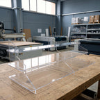 Espositore in plexiglass trasparente con tre ripiani a scalare e supporti sagomati, visto in laboratorio