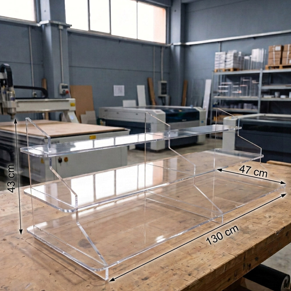 Espositore in plexiglass a tre ripiani con misure: larghezza 130 cm, profondità 47 cm e altezza 43 cm.